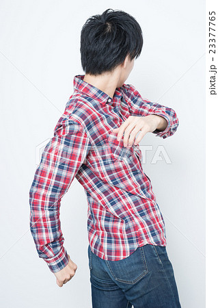 若い男性（体をひねる） 23377765