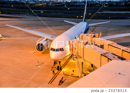 夕暮れの大阪空港駐機場 夕暮れの大阪空港駐機場 23378313