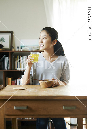 フレッシュジュースを飲む女性 フレッシュジュースを飲む女性 23379414