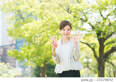 新緑　スマホを持つ女性（ビジネス） 23379642