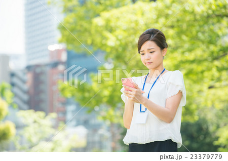 新緑 夏 スマホを操作する女性(ビジネス) 新緑 夏 スマホを操作する女性(ビジネス) 23379779
