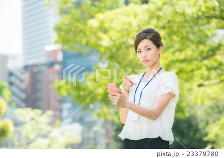 新緑　夏　スマホを操作する女性（ビジネス） 23379780