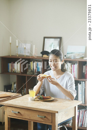 朝食を食べる女性 朝食を食べる女性 23379831