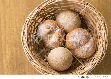 かごに入ったパン 23380672