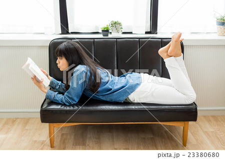 リビングで読書する女性 23380680
