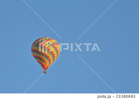 青空に浮かぶバルーン 23380683