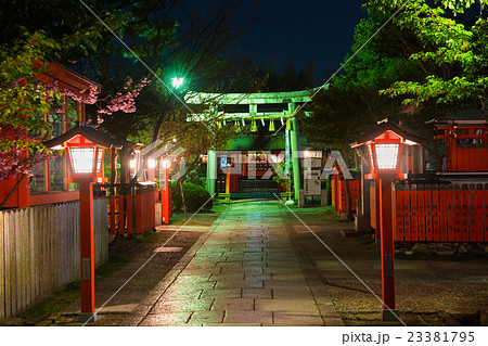 京都　車折神社　夜景 23381795