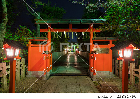 京都 車折神社 夜景の写真素材