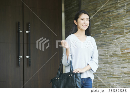 出掛ける女性 23382388