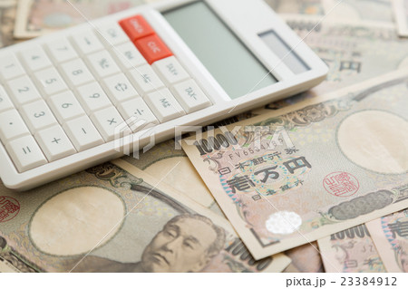 一万円札と電卓 23384912