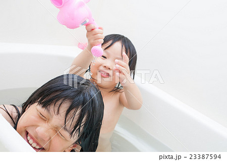 お風呂で遊んでいる子供姉妹の写真素材