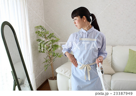最近・・ウエストに脂肪がついたかしら・・・・？？ 23387949