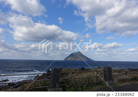 八丈島の北西の海岸から眺める八丈小島。東京都八丈町。2016年1月10日 23388062