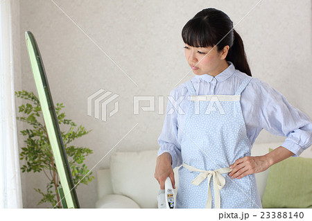 最近・・ウエストに脂肪がついたかしら・・・・？？ 23388140