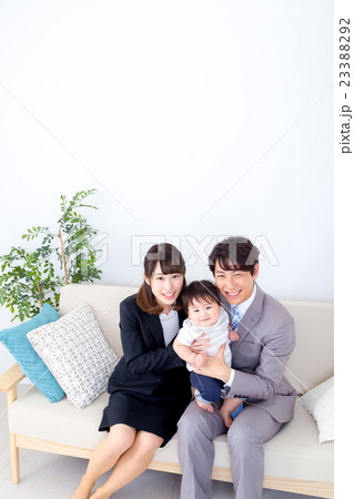 家族ポートレート 家族団欒 新米家族 赤ちゃんと両親 コピースペース 白バック 幸せな3人家族 家族ポートレート 家族団欒 新米家族 赤ちゃんと両親 コピースペース 白バック 幸せな3人家族 23388292