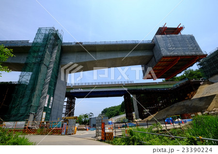 上信越自動車道４車線化工事 山川橋ｐ１橋脚 全体 の写真素材