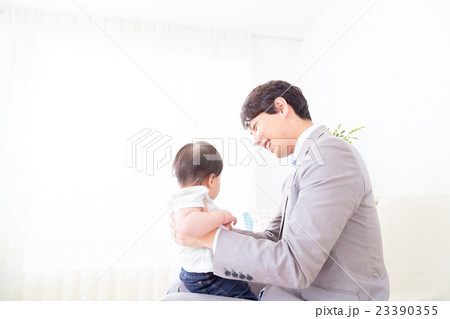家族　シングルファザー　イクメン　赤ちゃんと父親　コピースペース　白バック　 23390355