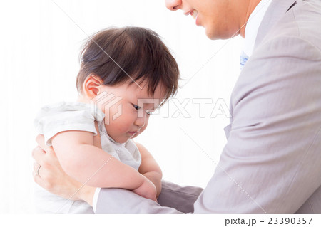 家族 シングルファザー イクメン 赤ちゃんと父親 コピースペース 白バック 家族 シングルファザー イクメン 赤ちゃんと父親 コピースペース 白バック 23390357
