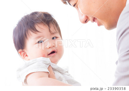 家族　シングルファザー　イクメン　赤ちゃんと父親　コピースペース　白バック　 23390358