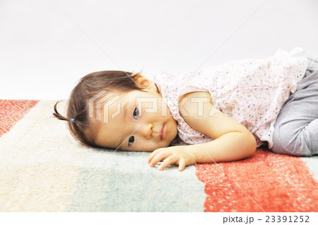 床に伏せる幼児 1才7ヶ月 の写真素材