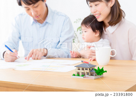 家族ポートレート　パーツ　不動産　住宅購入　マイホーム計画　赤ちゃんと両親　コピースペース 23391800