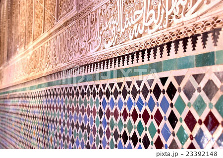 モロッコ　フェズ　ブーイナニアマドラサ 23392148