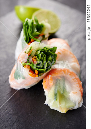 spring rolls with shrimps 23392242