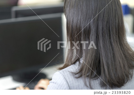 オフィス ビジネスウーマン オフィス ビジネスウーマン 23393820