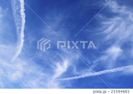 大空にダイナミックな卷雲 飛行機雲の写真素材