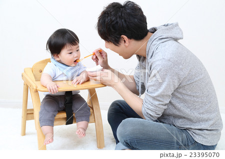 子どもに離乳食をあげるパパ 子どもに離乳食をあげるパパ 23395070