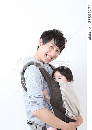 子どもを抱っこするパパさん 子どもを抱っこするパパさん 23395174