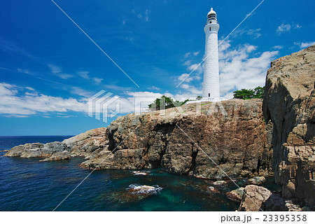 青空に映える白亜の灯台：日御碕灯台（島根県出雲市大社町） 23395358
