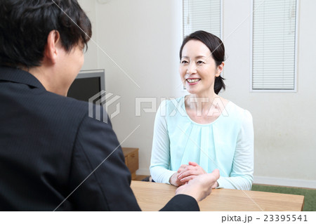 営業マンと60代女性 営業マンと60代女性 23395541