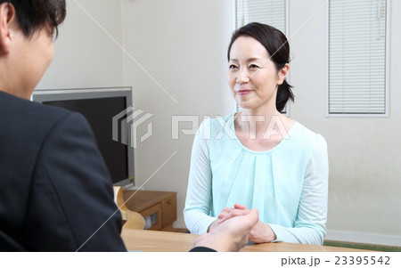 営業マンと60代女性 営業マンと60代女性 23395542