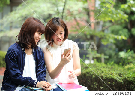 スマホを眺める女子大生 スマホを眺める女子大生 23396101
