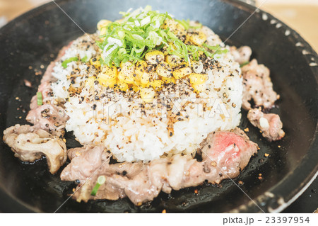 Fire rice with beef 23397954