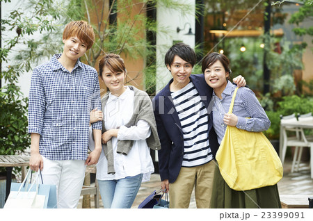 ショッピング 撮影協力：TENOHA DAIKANYAMA 23399091