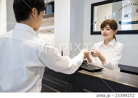 カフェ店員 撮影協力:TENOHA DAIKANYAMA カフェ店員 撮影協力:TENOHA DAIKANYAMA 23399252