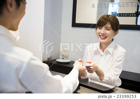 カフェ店員 撮影協力:TENOHA DAIKANYAMA カフェ店員 撮影協力:TENOHA DAIKANYAMA 23399253