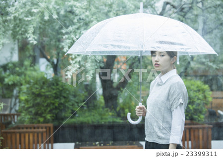 若い女性 撮影協力:TENOHA DAIKANYAMA 若い女性 撮影協力:TENOHA DAIKANYAMA 23399311