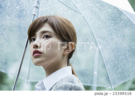 若い女性 撮影協力:TENOHA DAIKANYAMA 若い女性 撮影協力:TENOHA DAIKANYAMA 23399316