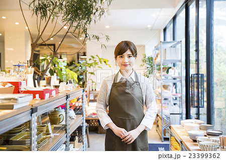 若い女性　撮影協力：TENOHA DAIKANYAMA 23399362