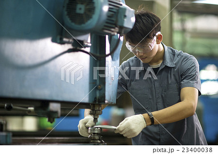 Man controlling hydraulic Punching Machine  23400038