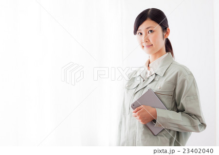 作業着の女性、タブレットパソコン、指差し 23402040