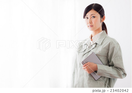 作業着の女性、タブレットパソコン、指差し 23402042