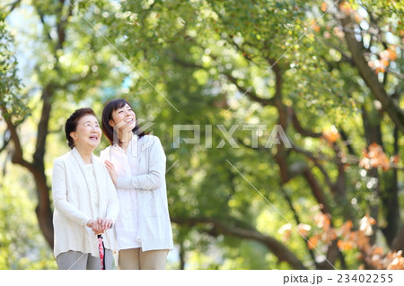 シニア女性　散歩 23402255