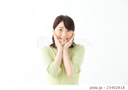 喜ぶミドル女性 23402618