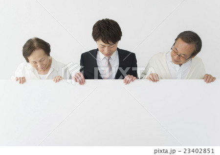セカンドライフイメージ　ホワイトボードを持つシニア夫婦とスーツ姿の男性 23402851