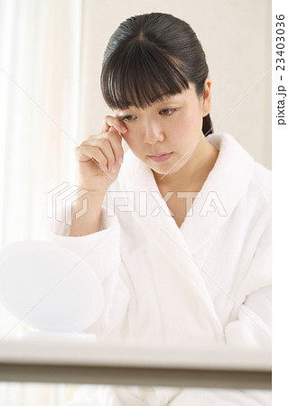 コンタクトで眼を痛めたミドル 23403036