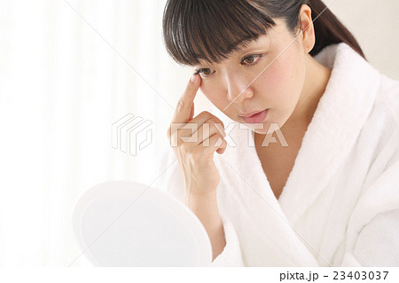 コンタクトで眼を痛めたミドル 23403037
